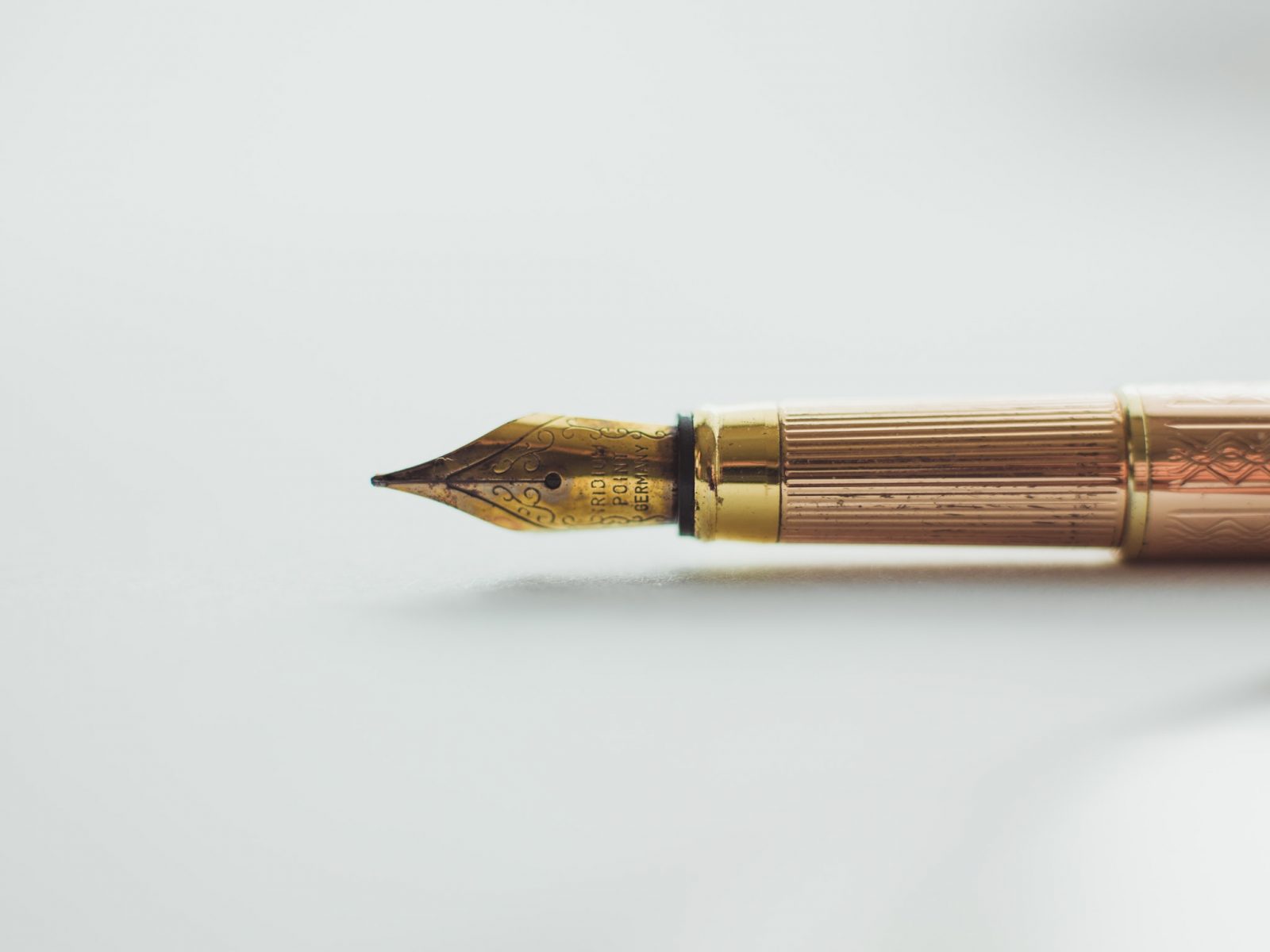 Gold fountain pen